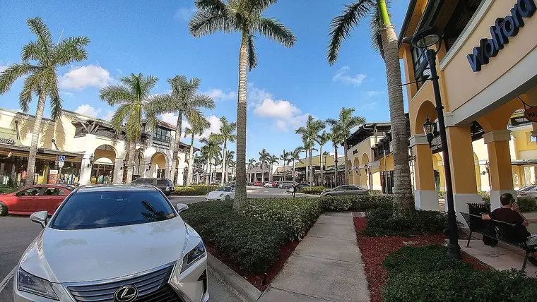 Palm trees and storefronts at Sawgrass Mills outlets